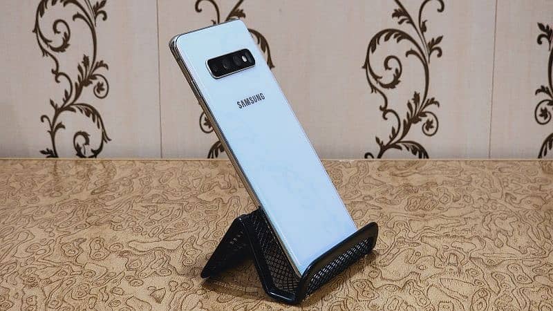 Samsung Galaxy S10 | Mint Condition | No shade or dot 9