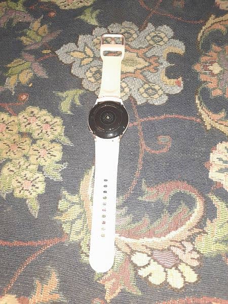 Samsung watch 5 with charger 3