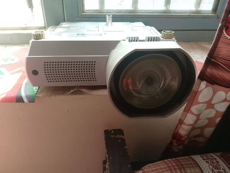 Sanyo projector 10by10 condition high quality picture 2