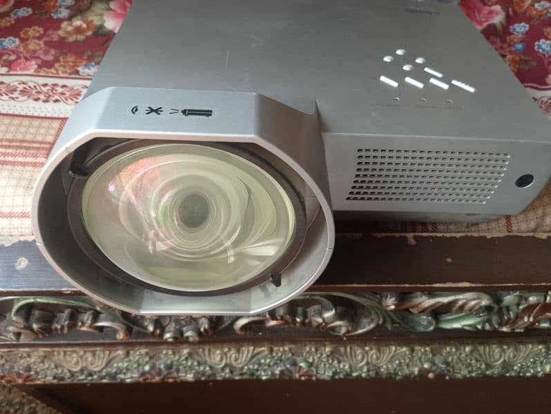 Sanyo projector 10by10 condition high quality picture 4