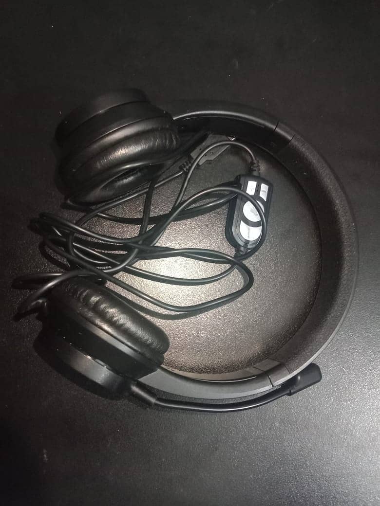 Brand New USB Headphones with Noise Cancellation - Price Negotiable 1