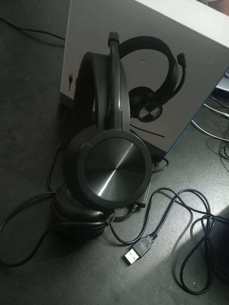 Brand New USB Headphones with Noise Cancellation - Price Negotiable 4