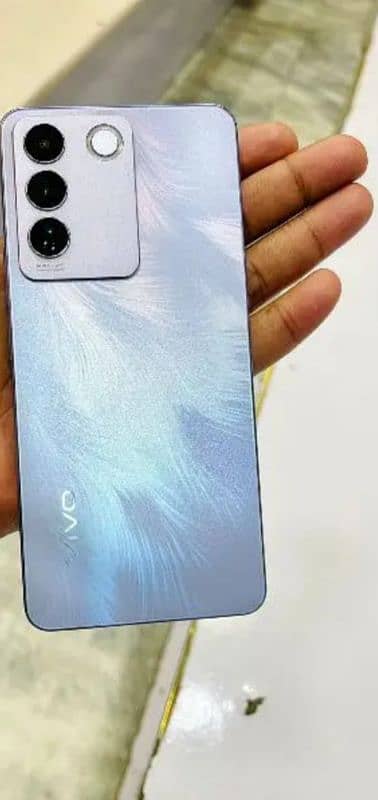 vivo v27e  8+8 256 gb 1