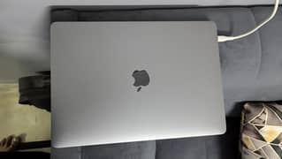 MacBook pro 2017 4 thunder bolt 3 ports