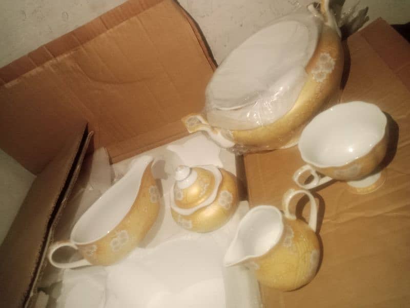 Golden Dinner Set of 8-8 pieces 3