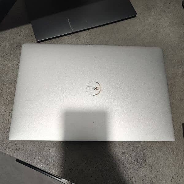 Dell XPS 13 9370 , i7 8th gen , 8 gb ram , 256 ssd 1