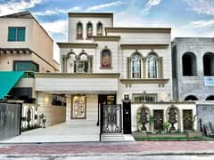 10 Marla Luxurious House Available For Rent 0