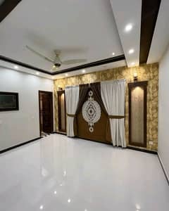 10 Marla Luxury House Available For Rent 0