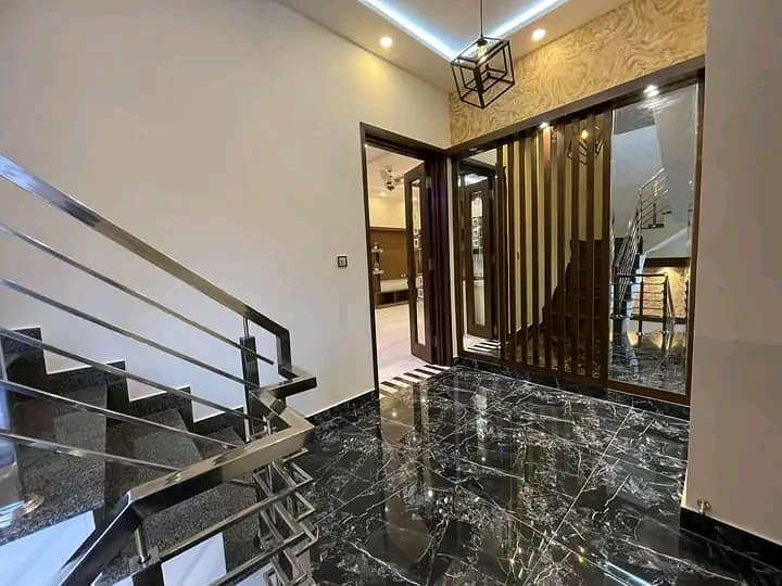 10 Marla Designer House Available For Rent 12