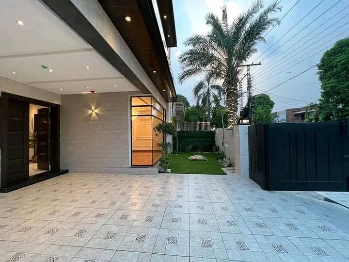 10 Marla Designer House Available For Rent 5