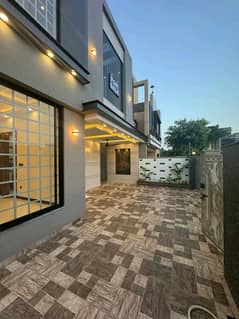 10 Marla Designer House Available For Rent 0