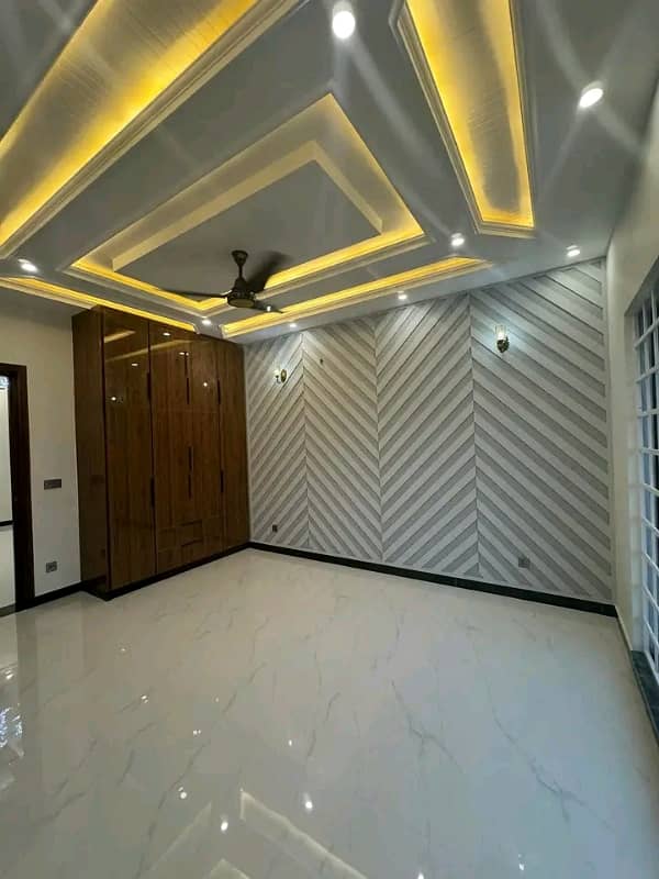 10 Marla Designer House Available For Rent 7