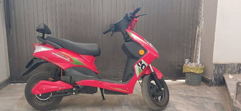 Crown EV scooty 5