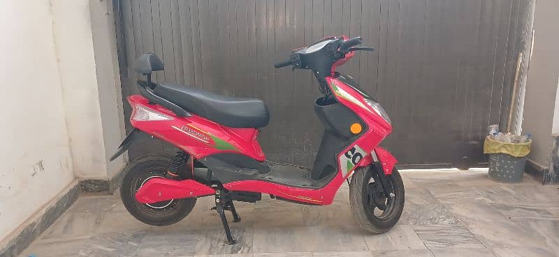 Crown EV scooty 6