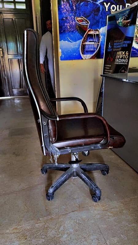 Executive Revolving Chair for Office & Home 1