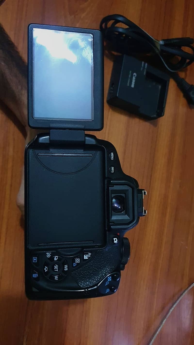 CANON 700D 10/10 CONDITION WITH Canon 50mm f/1.8 lens 4