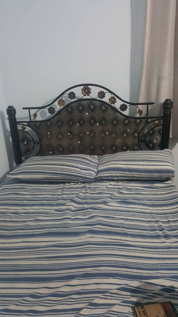 Queen bed with mattress and hardboard sheet 0