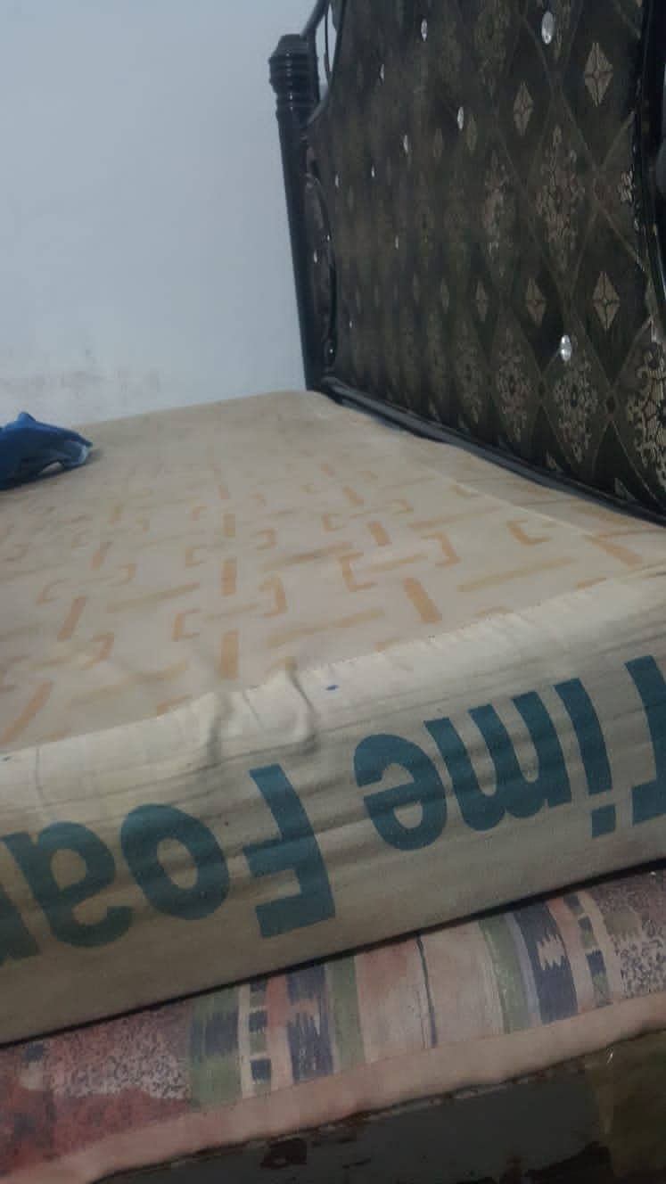 Queen bed with mattress and hardboard sheet 1