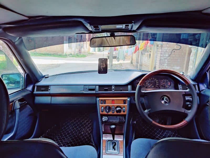 Mercedes E Class 1989 4