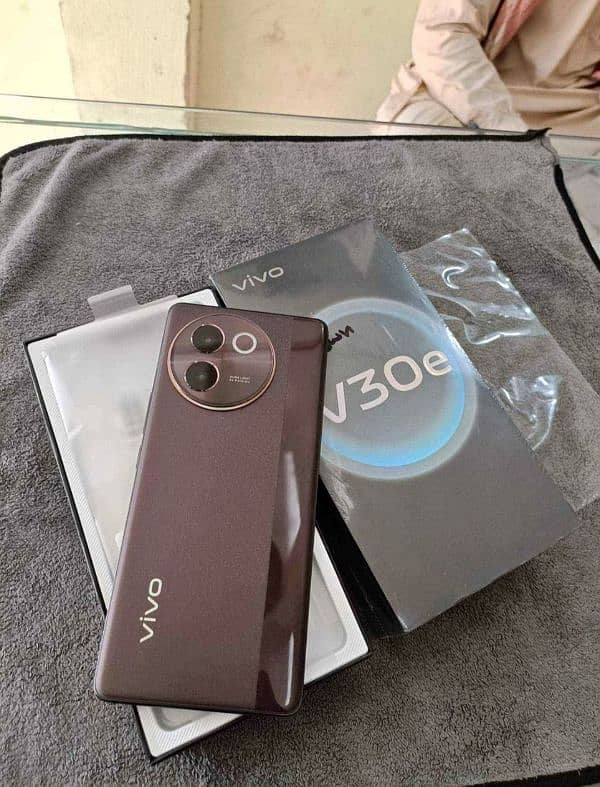 VIVO V30E (WITH COMPLETE BOX) 1