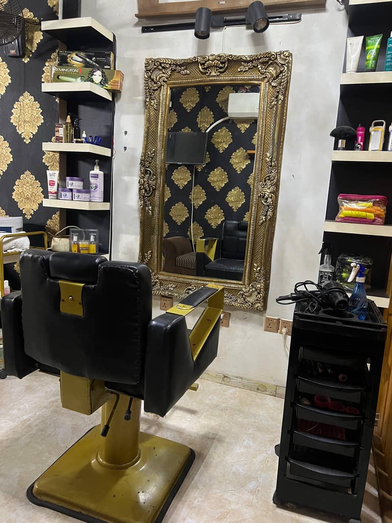 Salon Setup for Sale- monthly rent 60k 7