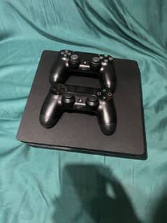 ps4 slim with 2original controllers