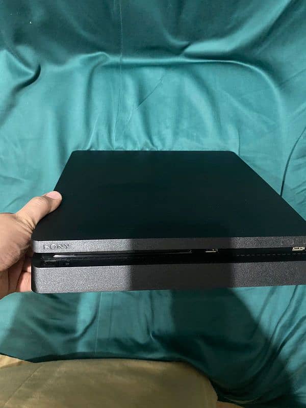 ps4 slim with 2original controllers 2