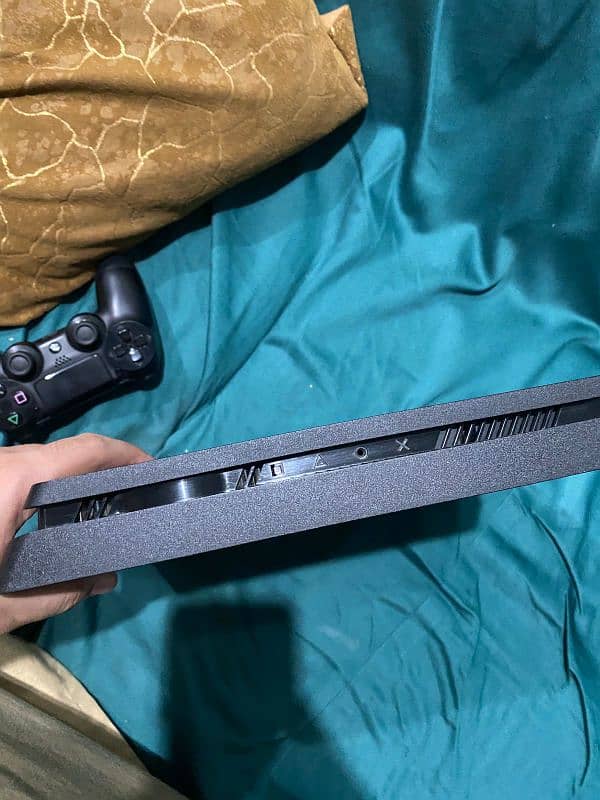 ps4 slim with 2original controllers 3