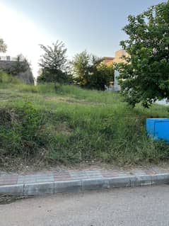 Beautiful Heighten Location 1 kanal H Plot For sale