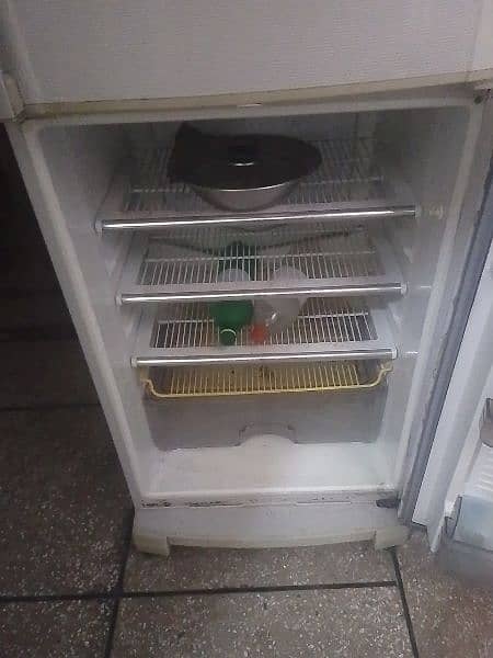 10/10 Dawlance refrigerator 1