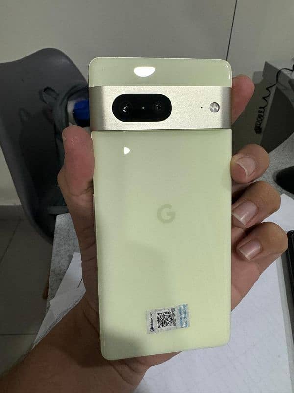 Google Pixel 7 lemon grass color 2