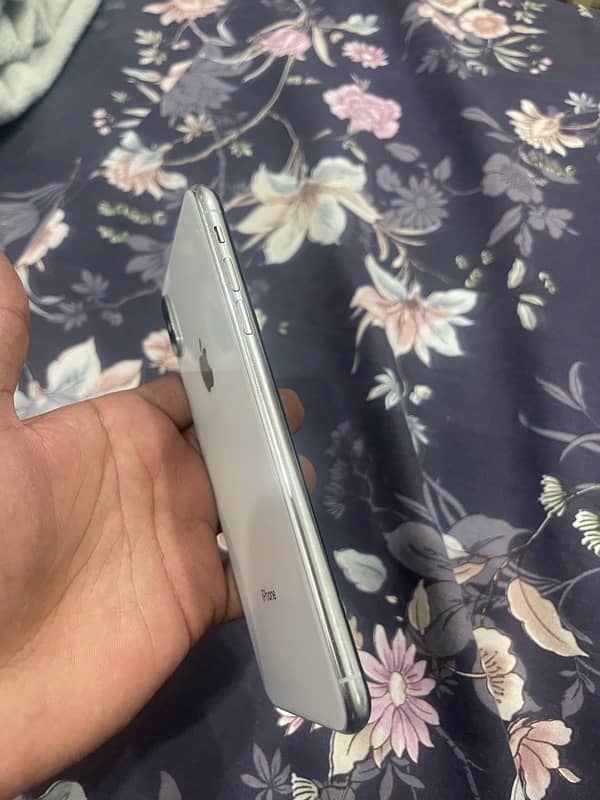 Iphone XS max 64gb PTA (minor back crack) 4