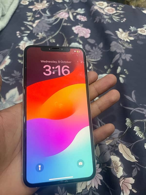 Iphone XS max 64gb PTA (minor back crack) 5