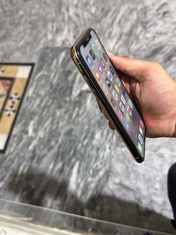 IPHONE 11 PRO MAX 256GB FACTORY UNLOCKED 7