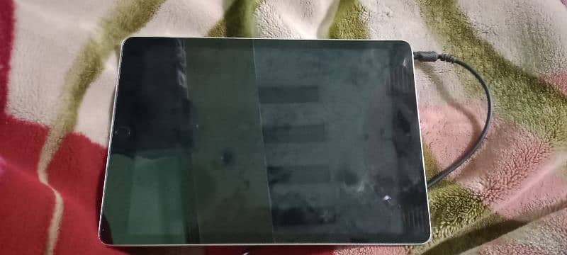 Ipad 9 generation 256 GB with original charger 4