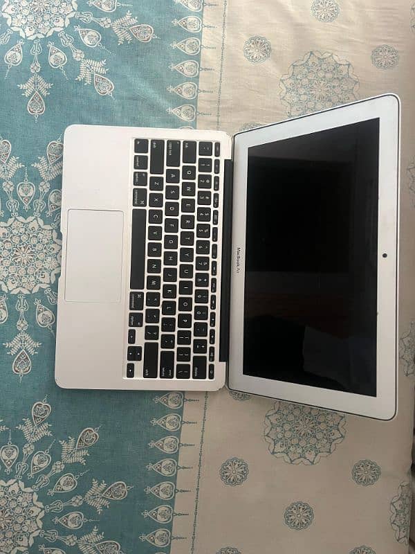 apple laptop condition is perfect 0