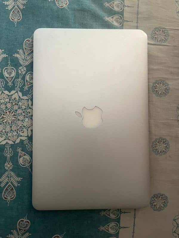 apple laptop condition is perfect 1