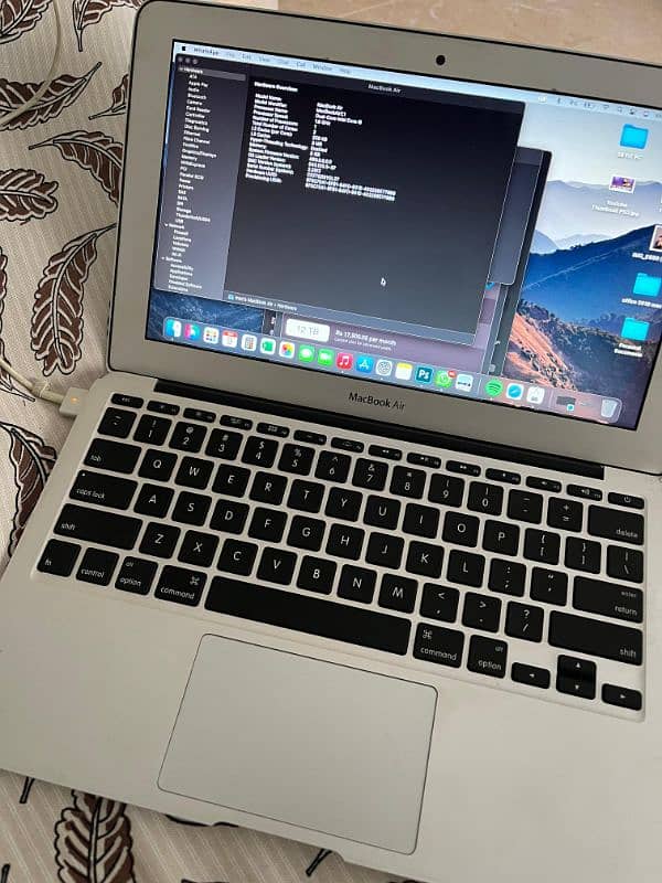 apple laptop condition is perfect 3