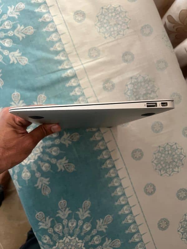 apple laptop condition is perfect 4