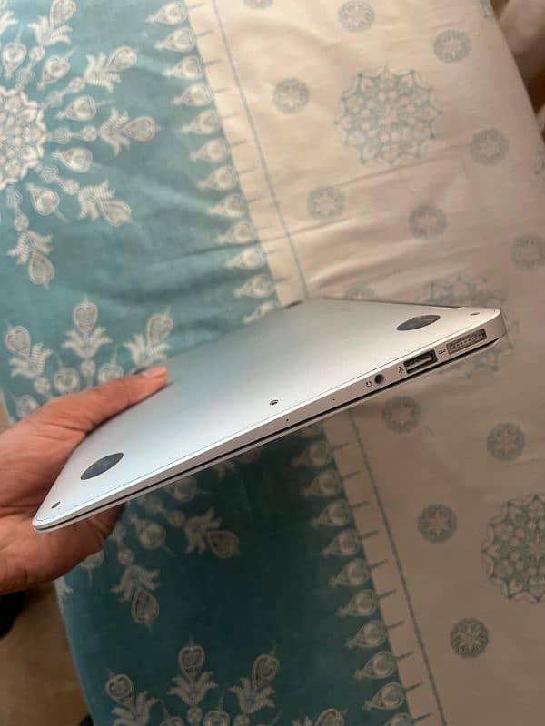 apple laptop condition is perfect 5