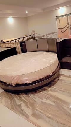 round bed