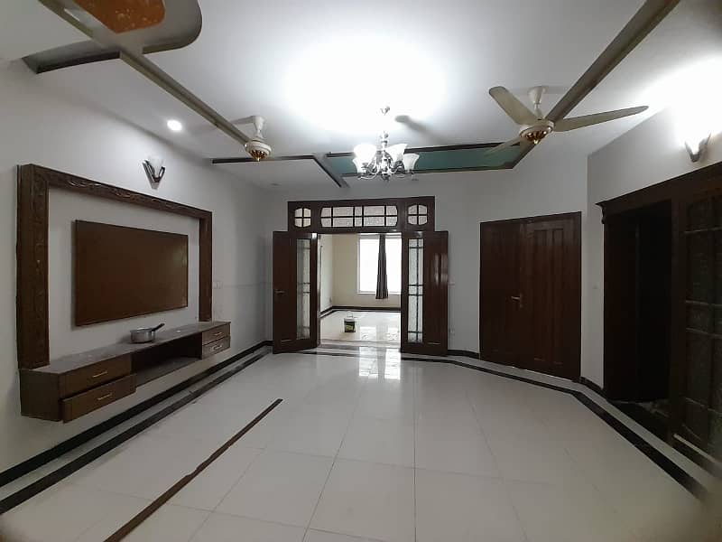 7 Marla Triple Story House For Rent In G-13 isalambad 4