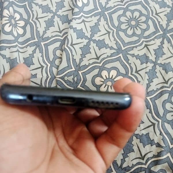 Am selling motorola one 5G PTA approve 6