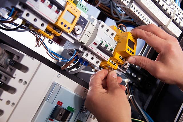 Electricia/Plumber/Carpenter Welders/Painters Services In Islamabad 1