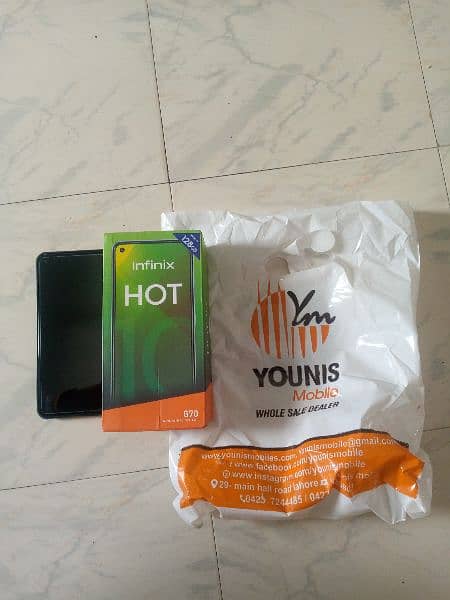 Infinix Hot 10 mobile with box (0/3/2/1/4/7/5/0/4/3/6/). 1