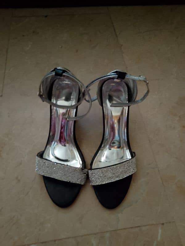 used slipper and sandals 3