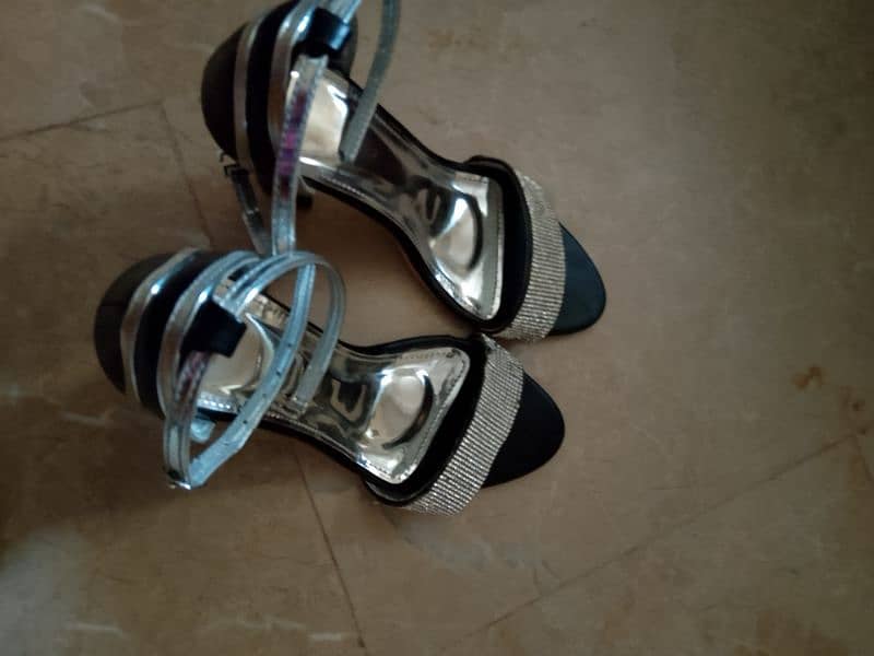 used slipper and sandals 5