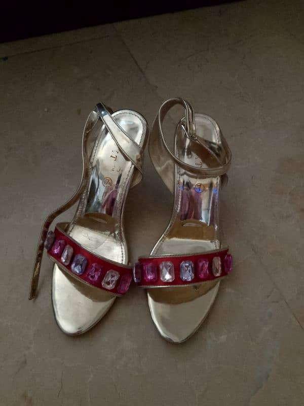 used slipper and sandals 7