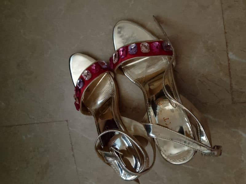 used slipper and sandals 8