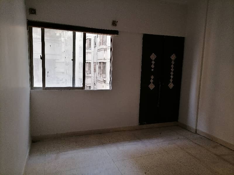 In Gulshan-e-Iqbal - Block 13-D2 Of Karachi, A 1700 Square Feet Flat Is Available 13